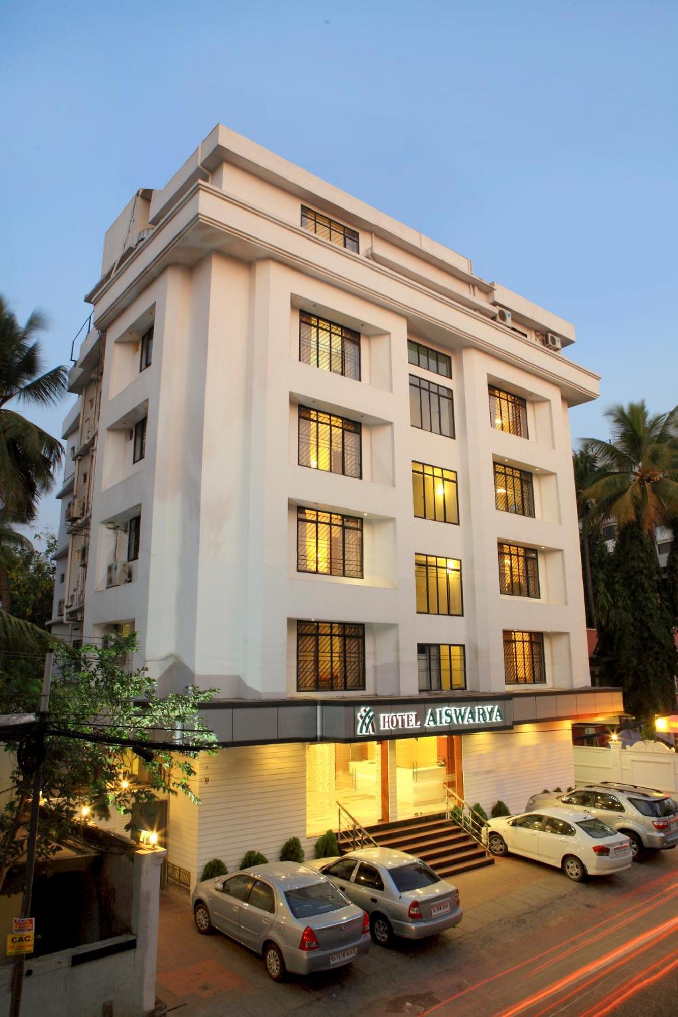 Hotel Aiswarya Kochi Exterior foto