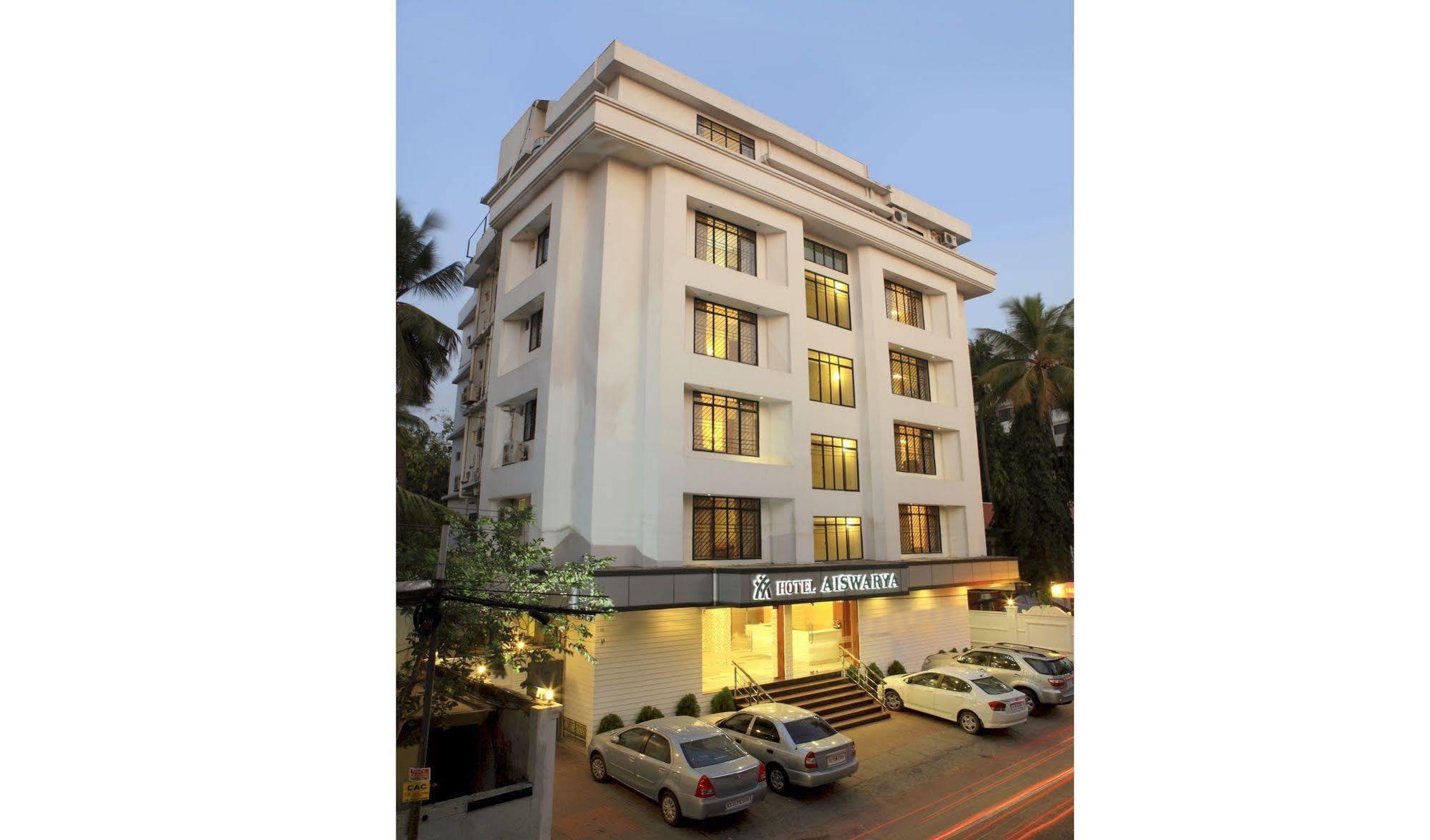 Hotel Aiswarya Kochi Exterior foto
